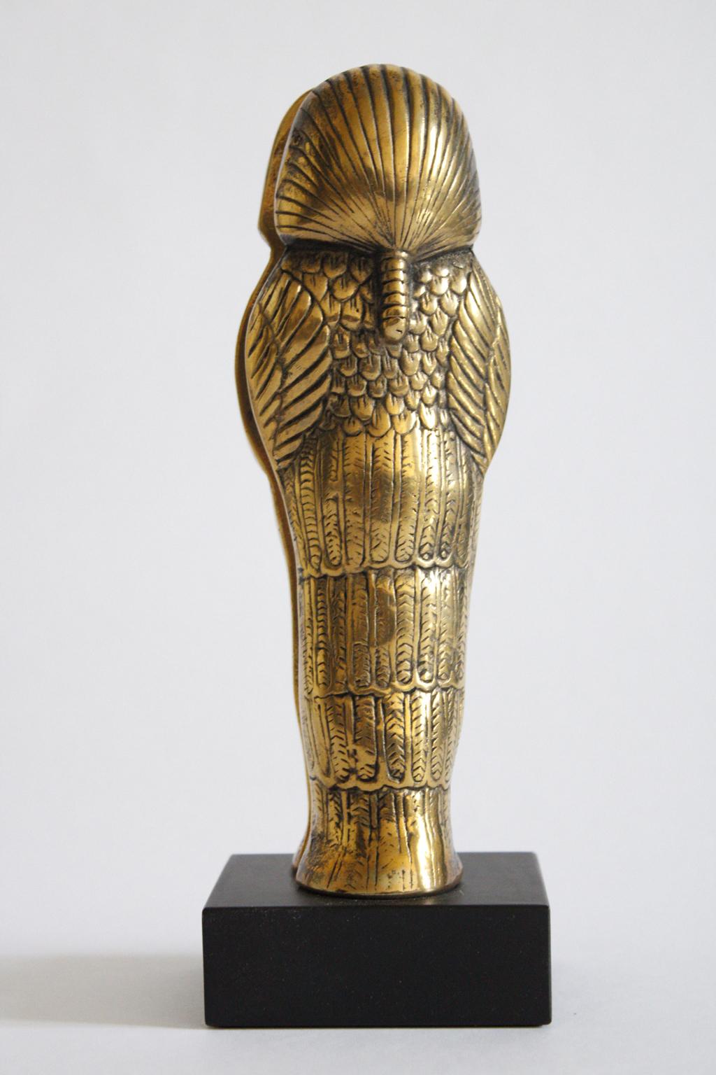Il s'agit d'une intéressante sculpture en bronze, œuvre d'art multiple, signée par l'artiste italien Filippo Panseca. Titre Le secret du pharaon

Il s'agit d'un multiple d'une édition numérotée de 1.000 pièces. Les pièces ont été réalisées en 1990