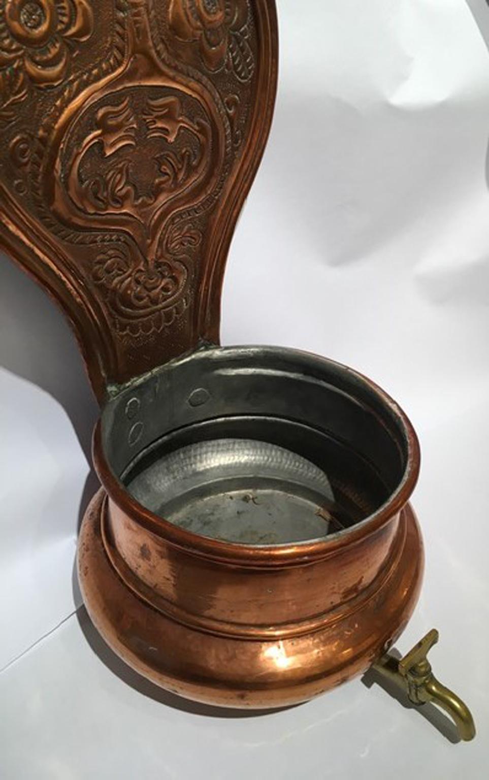 Italy 19th Century Kitchen Copper Wall Planter Pot In Good Condition For Sale In Brescia, IT
