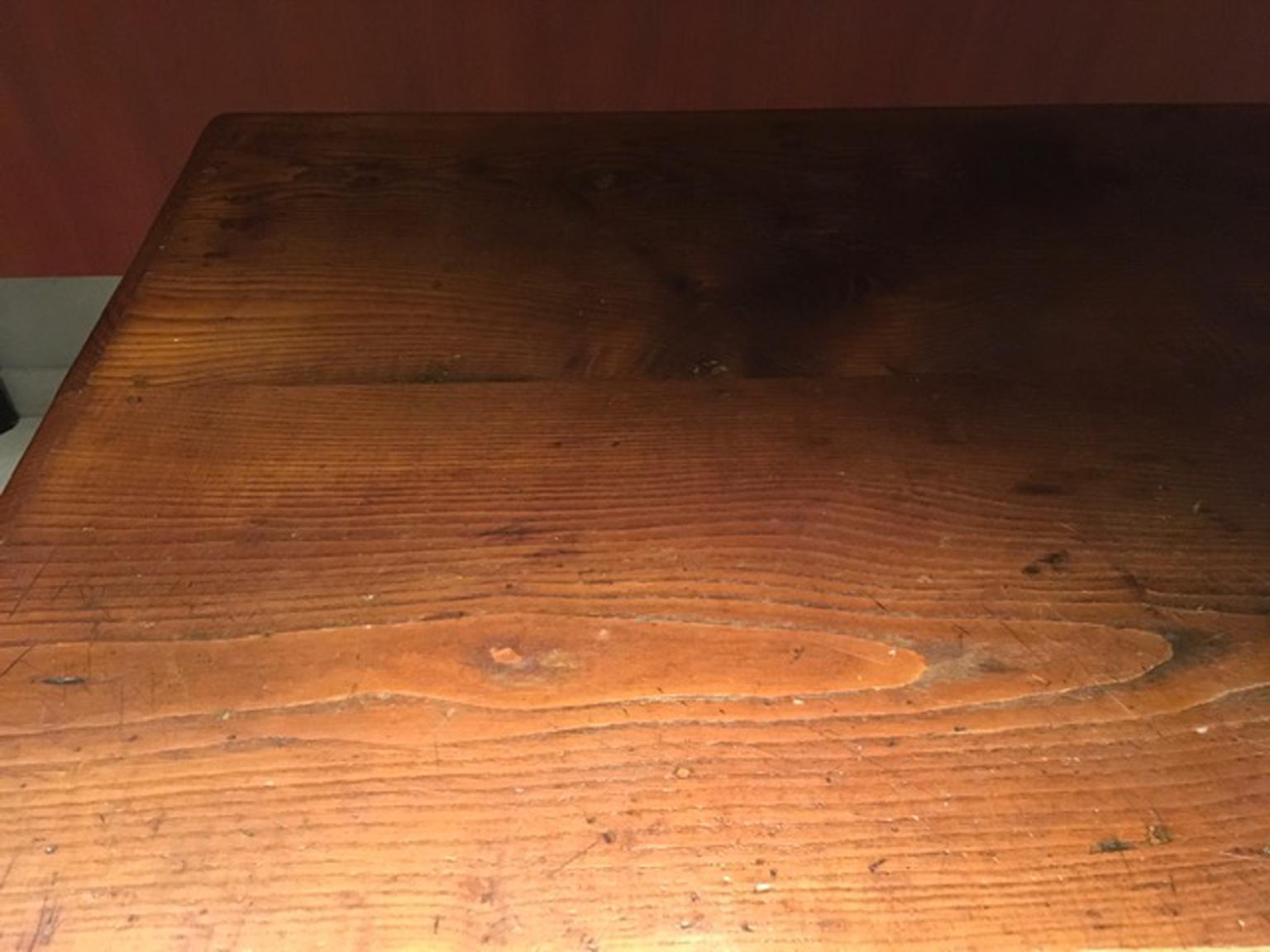 Italie Mid-19th Century Rustic Solid Pinewood Dining Table with Drawer en vente 7