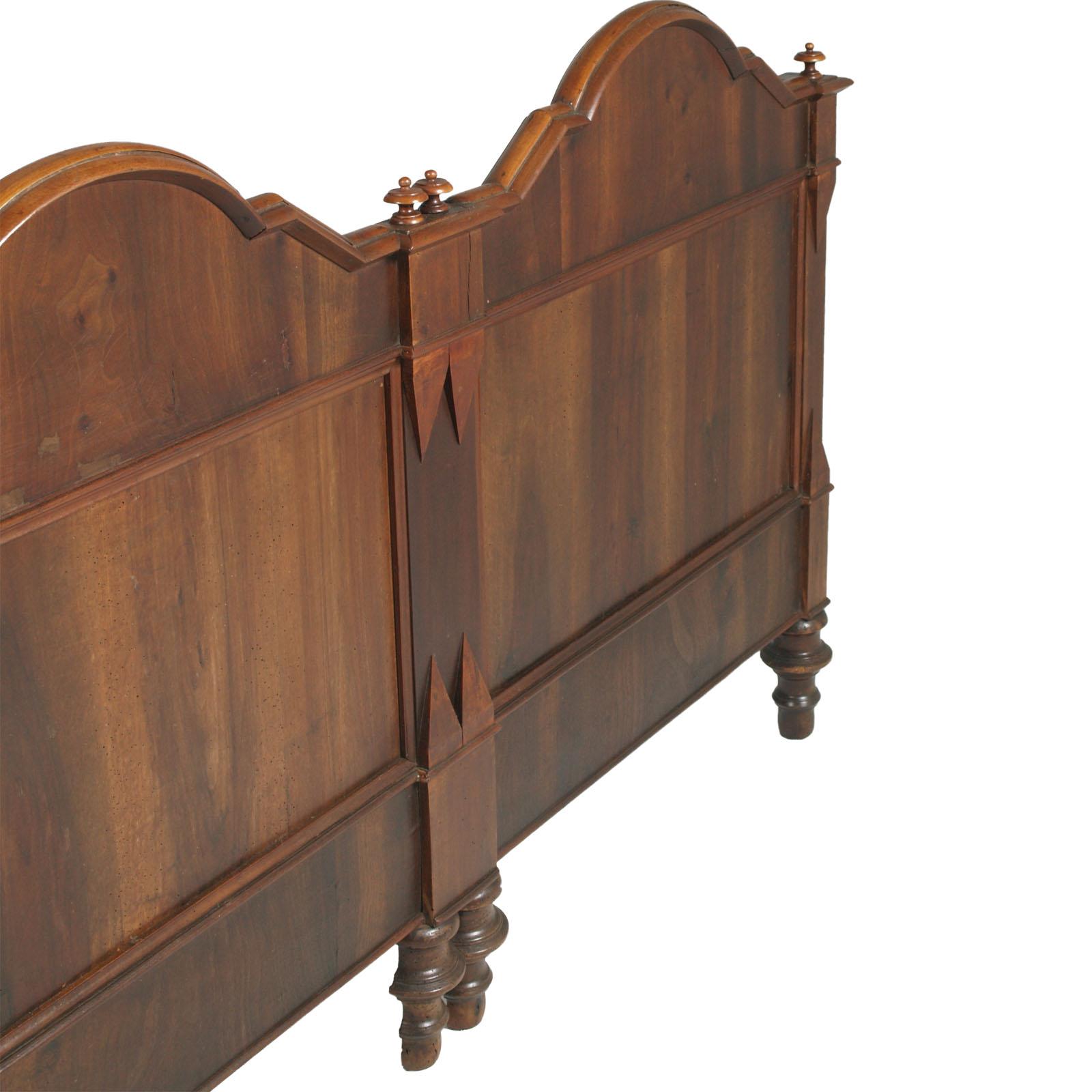 Italy 19th Century Majestic Double Bed in Walnut Restored and Polished to Wax For Sale 1