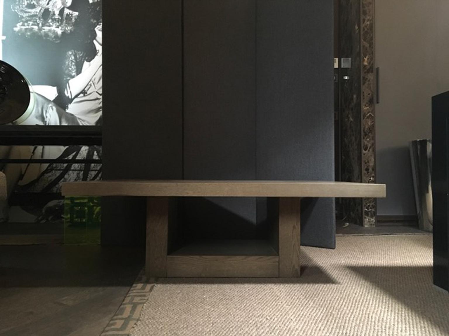 Italie 21ème siècle, table basse rectangulaire en bois de chêne de style moderne.

La beauté de cette table basse en bois de chêne réside dans son style et sa couleur modernes. 
Nous pouvons  appréciez l'élégance du plateau en chêne massif.
La table