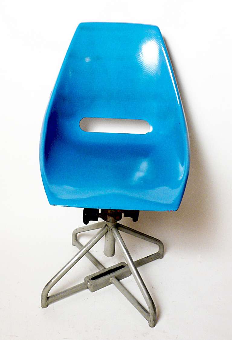 Italy 1950s Multicolor Adjustable Swiveling Fiberglass Chairs In Good Condition In Milan, IT
