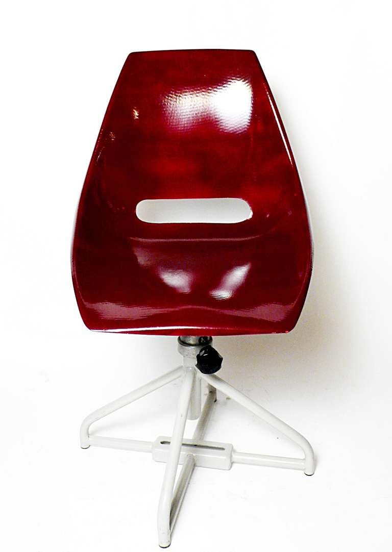 Italy 1950s Multicolor Adjustable Swiveling Fiberglass Chairs 3