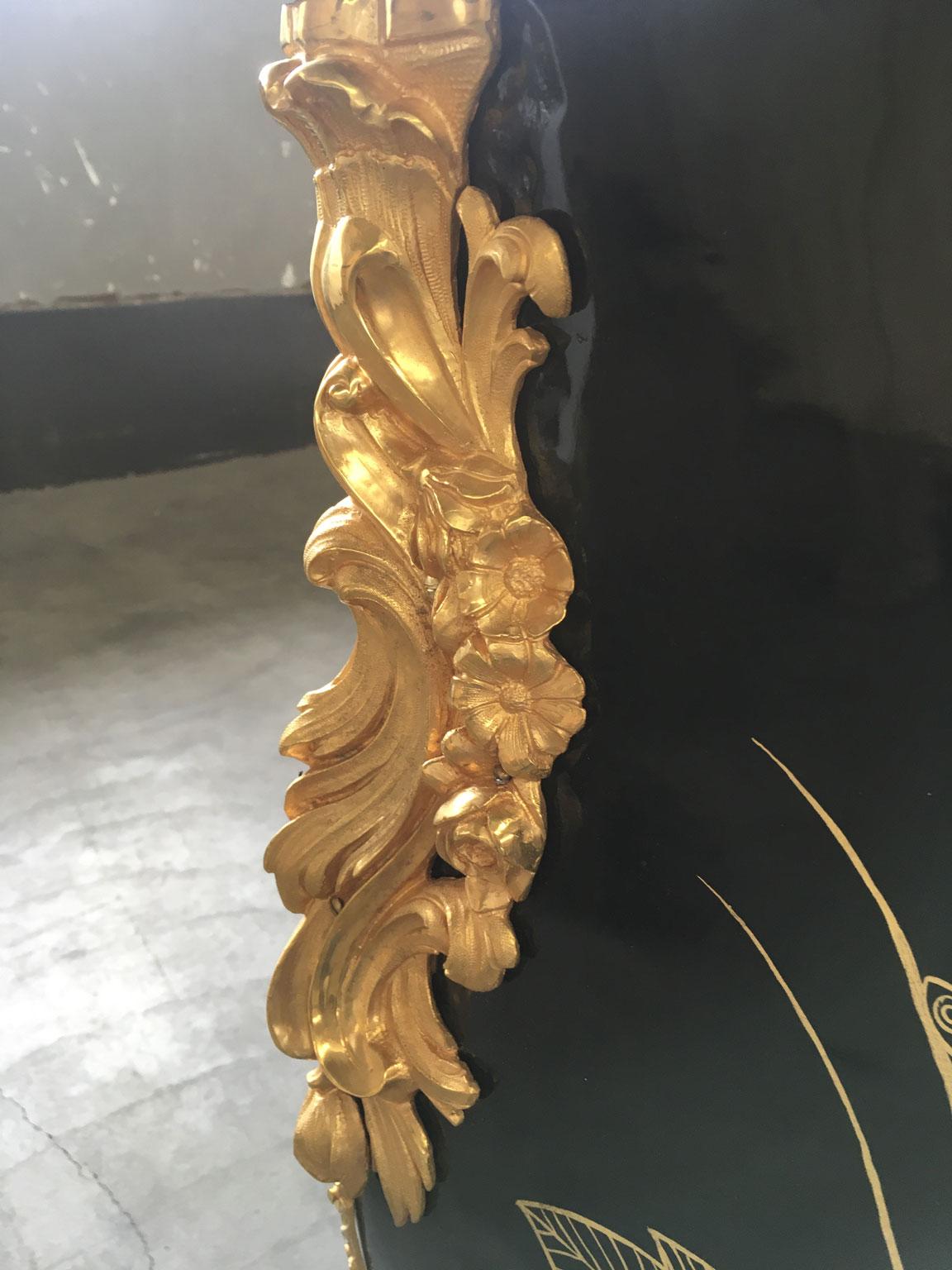Italienische Kommode aus lackiertem Holz im Stil der Belle Epoque mit Bronzen im Angebot 11