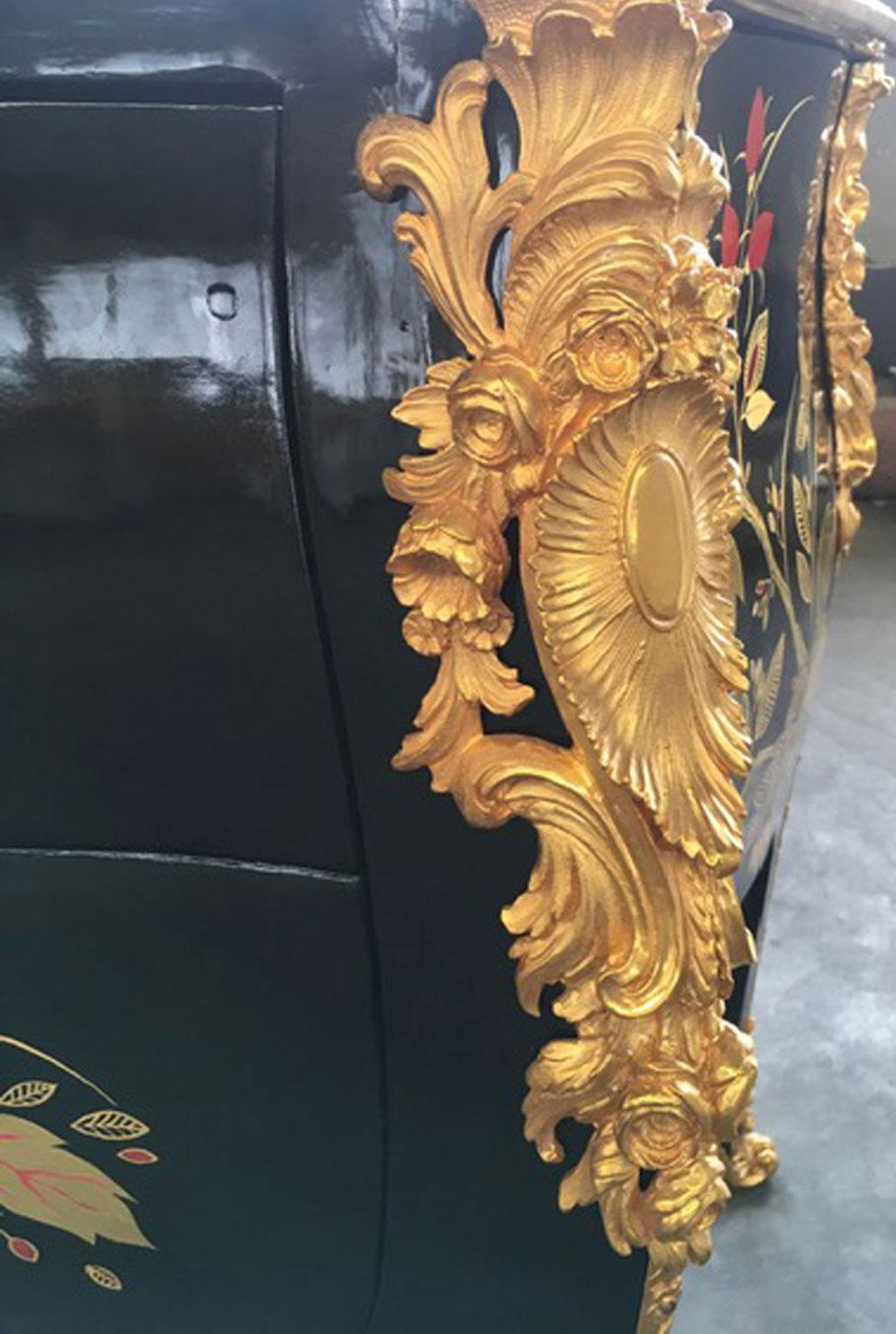 Si tratta di un pezzo monumentale realizzato con la capacità dei maestri artigiani italiani del XXI secolo.
In questa importante cassettiera possiamo ritrovare le antiche tecniche di realizzazione della lavorazione del legno, del bronzo e della