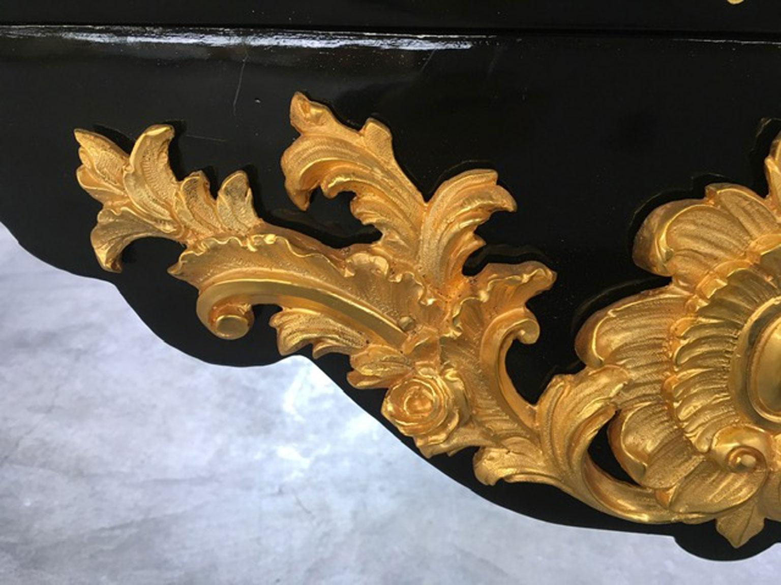 Italienische Kommode aus lackiertem Holz im Stil der Belle Epoque mit Bronzen im Angebot 14