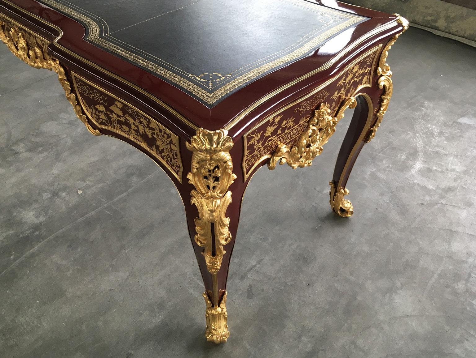 This is a monumental piece made by the capability of Italian Master artisans of the 21st Century.
We can find in this important writing table or desk the antique technics of realization about processing wood, bronze and painting.
The bronze details