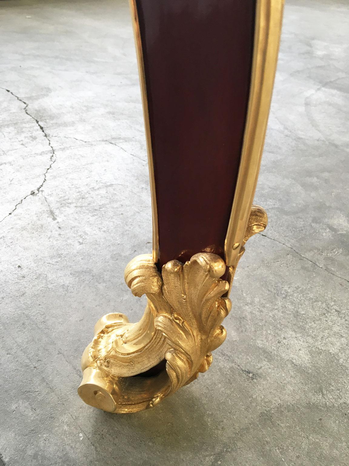 Italien, rot-beerenlackierter Holz-Schreibtisch oder -Schreibtisch mit Bronzen im Angebot 13