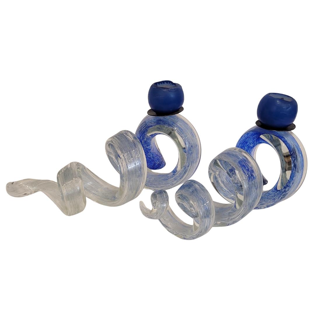 Precioso par de candelabros o portavelas de cristal italiano en delicados tonos azules y transparentes, con forma de espiral.

Esta inusual pareja presenta un diseño peculiar; sus cuerpos tienen forma de espiral que se estrecha en el extremo.