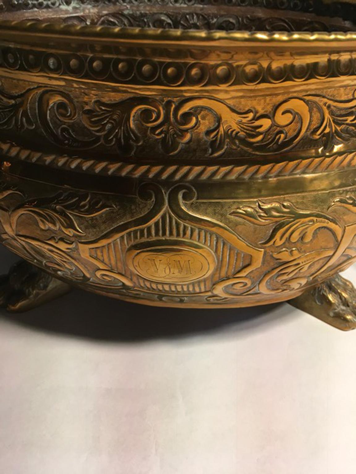 Italy burnished brass planter bowl with lions Heads, early 20th century

This is an antique brass jardiniere with a lot of charm. Two lion's head are the handles.

Don't put water inside directly.
With certificate of authenticity.