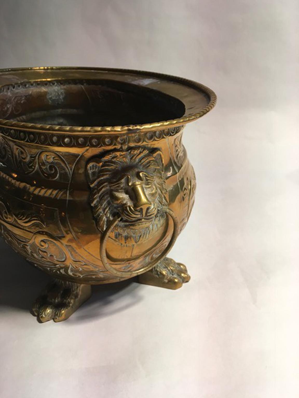  Early 20th Century Italy Brass Planter Bowl with Lions Heads In Good Condition For Sale In Brescia, IT