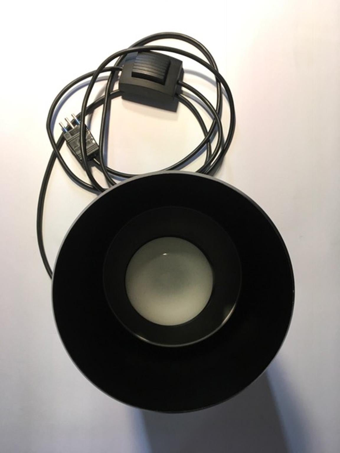 Italienische Tisch-Stehlampe aus brüniertem Metall, zeitgenössisches Design im minimalistischen Stil im Angebot 6