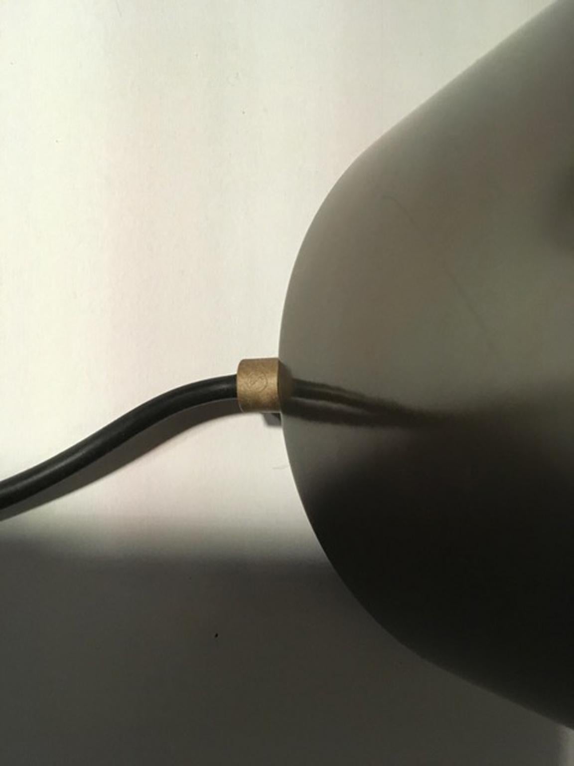 Italienische Tisch-Stehlampe aus brüniertem Metall, zeitgenössisches Design im minimalistischen Stil (Minimalistisch) im Angebot