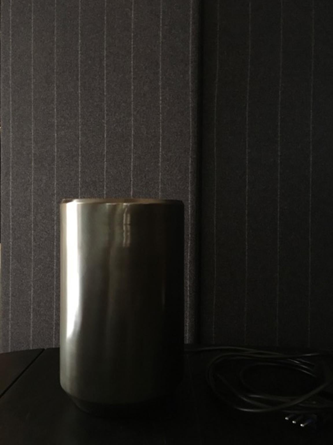 Italiano Lampada da tavolo in metallo brunito dal design contemporaneo e dallo stile minimalista in vendita