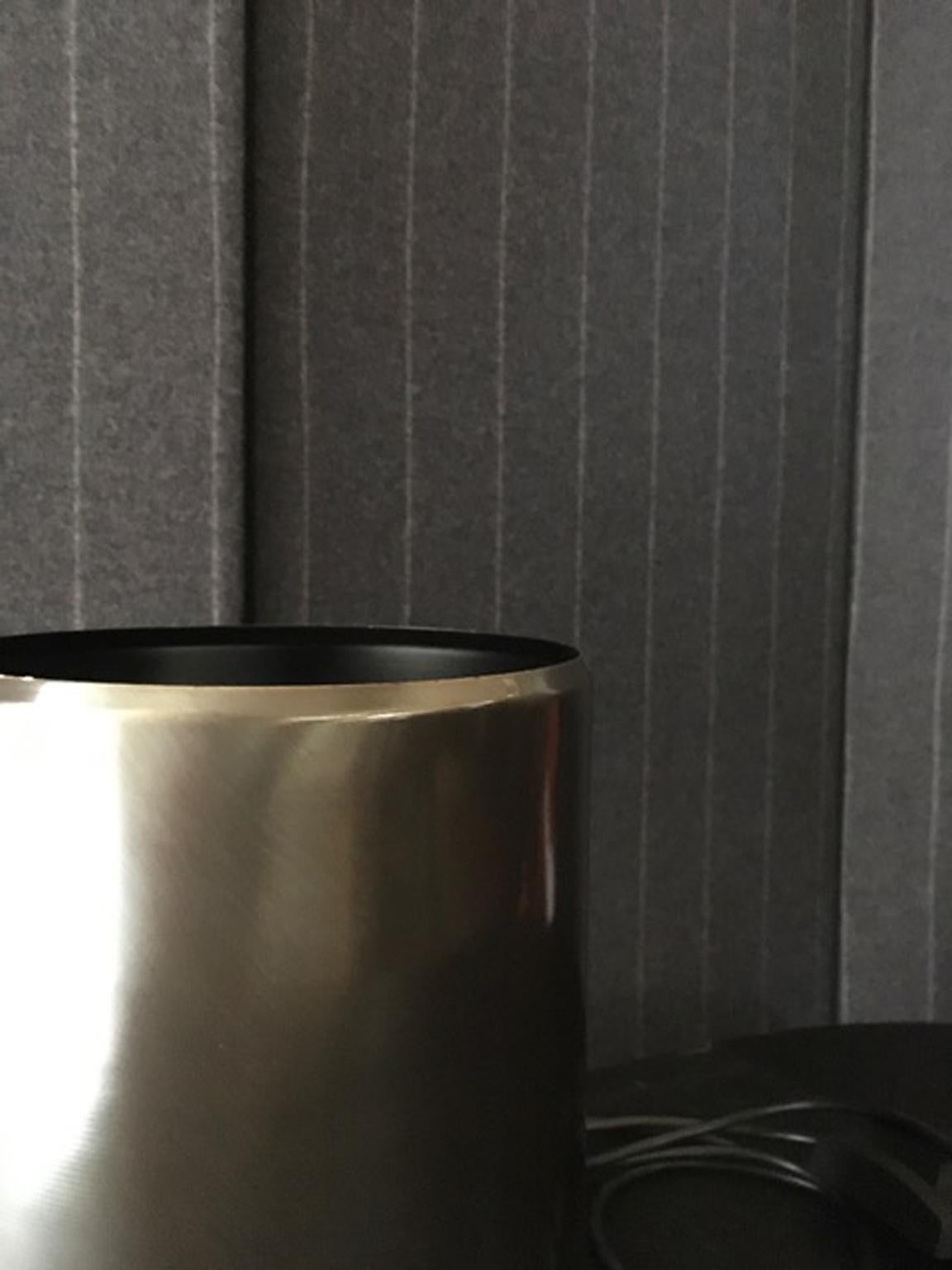Lampada da tavolo in metallo brunito dal design contemporaneo e dallo stile minimalista In condizioni Nuovo in vendita a Brescia, IT