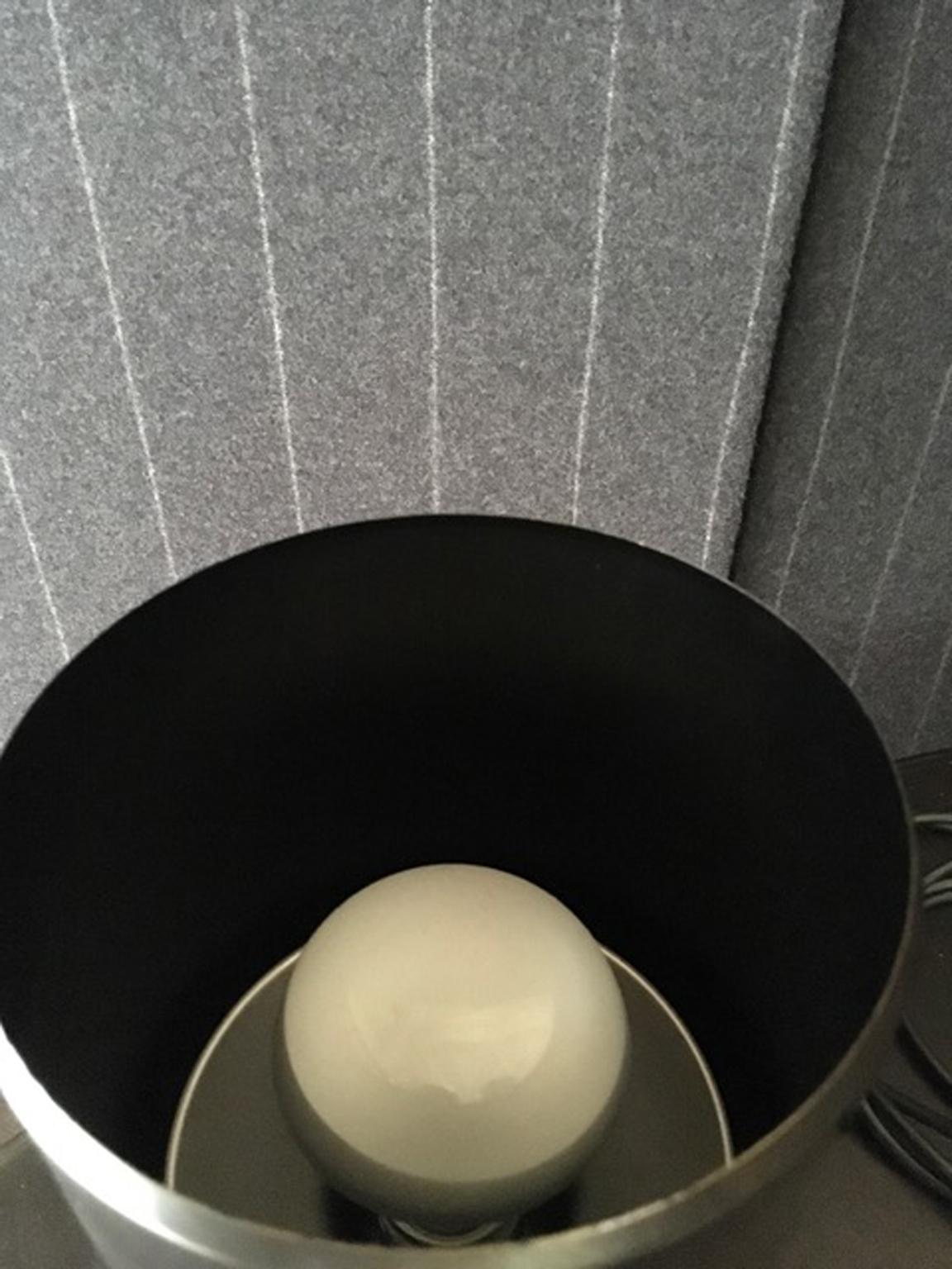 Metallo Lampada da tavolo in metallo brunito dal design contemporaneo e dallo stile minimalista in vendita