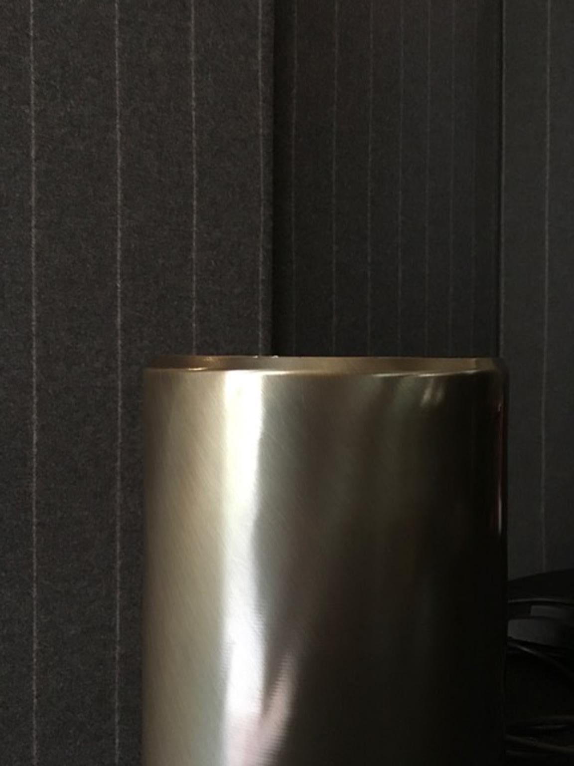 Lampada da tavolo in metallo brunito dal design contemporaneo e dallo stile minimalista in vendita 1