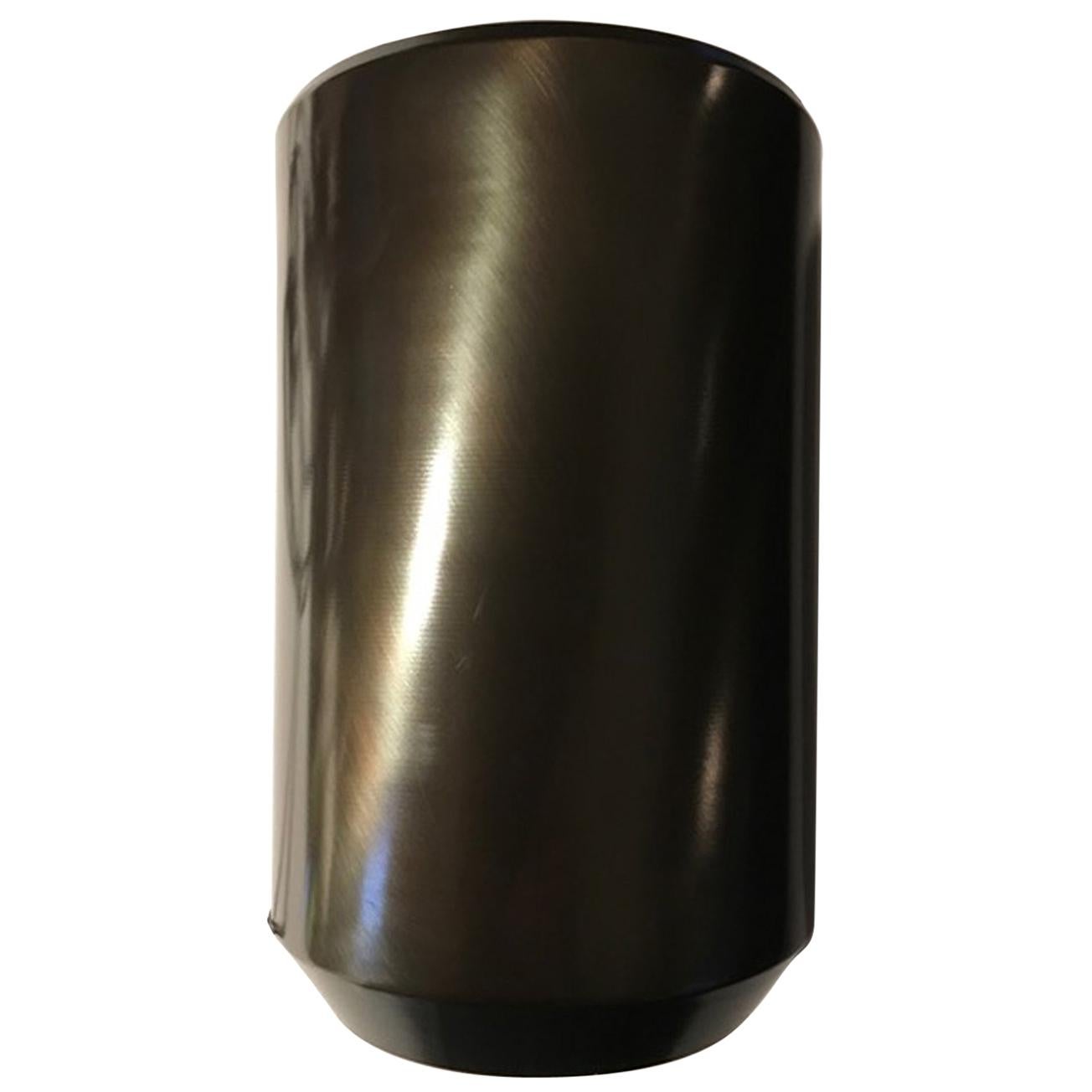 Lampada da tavolo in metallo brunito dal design contemporaneo e dallo stile minimalista in vendita