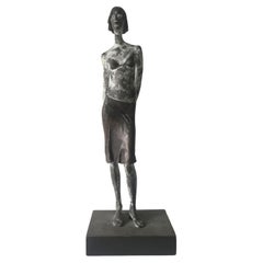 Figurilla de mujer de cera perdida fundida en Italia Escultura de bronce de Aron Demetz Guardando