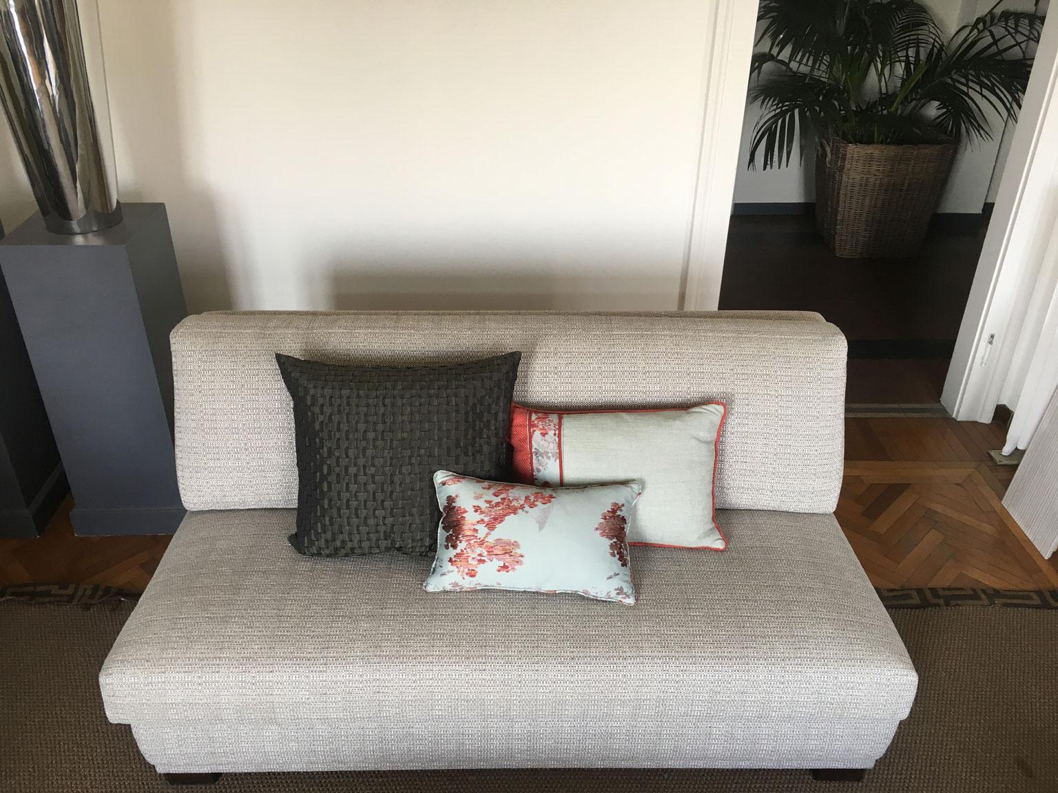 Italien Zeitgenössisches 2-Sitzer-Sofa in Hellgrau im Zustand „Neu“ im Angebot in Brescia, IT