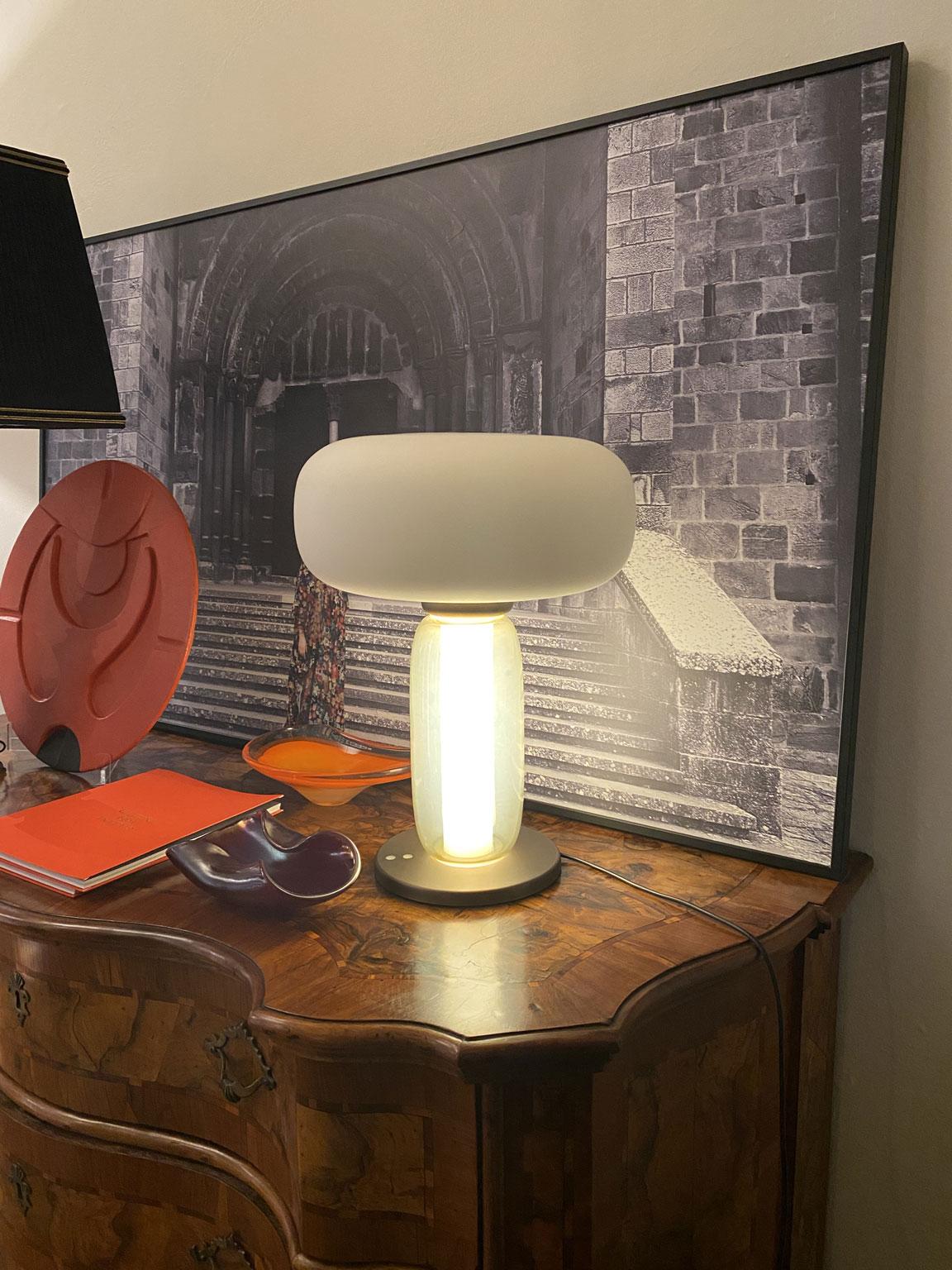 Italie Lampe de table en verre et laiton au design Contemporary en vente 5