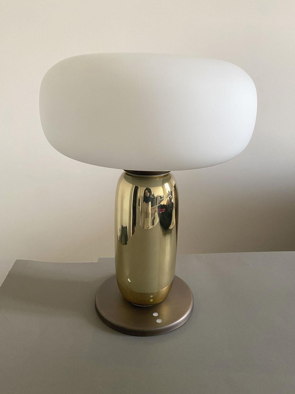 Cette lampe évoque la capacité unique d'éclairer différentes sections du corps de la lampe, et elle exprime et inspire l'intimité lors d'une conversation en tête à tête avec quelqu'un.
Le one on one est composé de deux éléments en verre soufflé, le