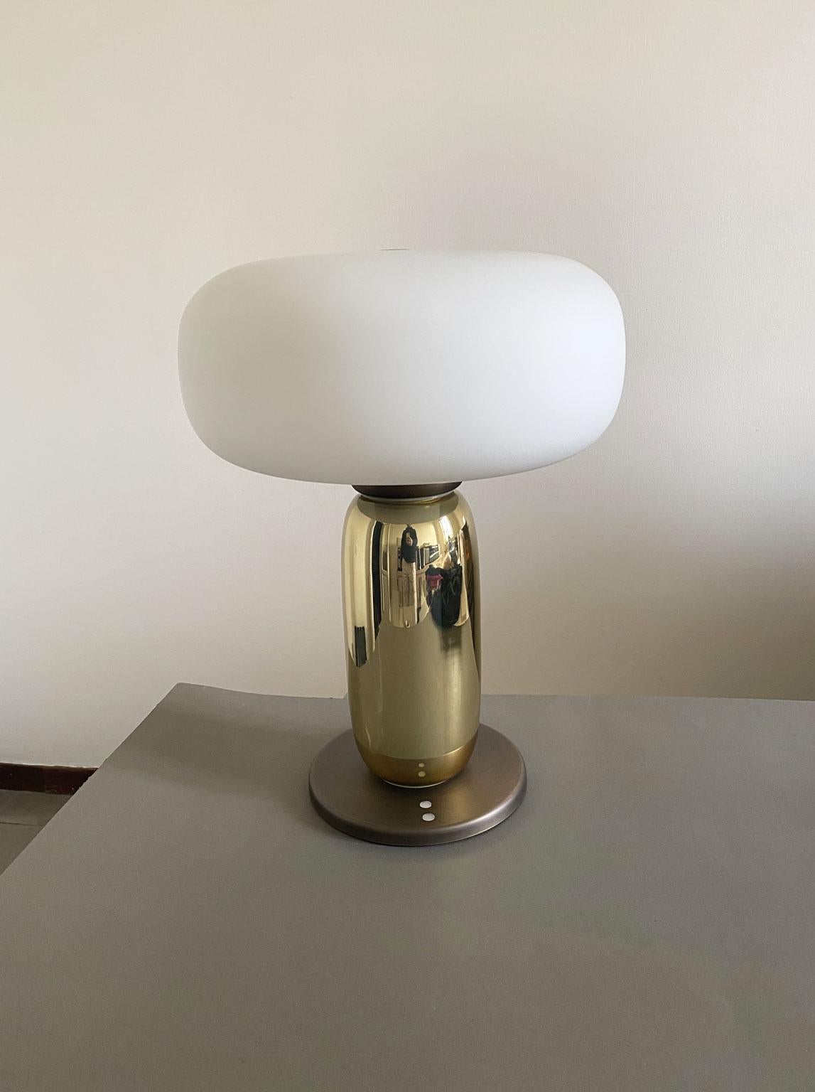 Minimaliste Italie Lampe de table en verre et laiton au design Contemporary en vente