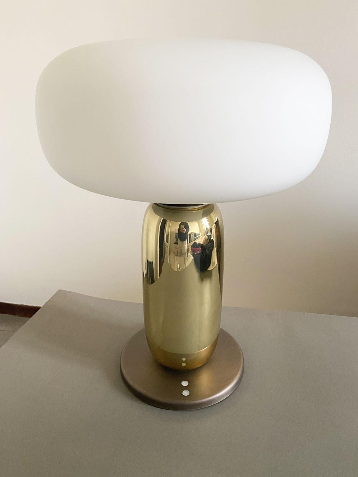 italien Italie Lampe de table en verre et laiton au design Contemporary en vente