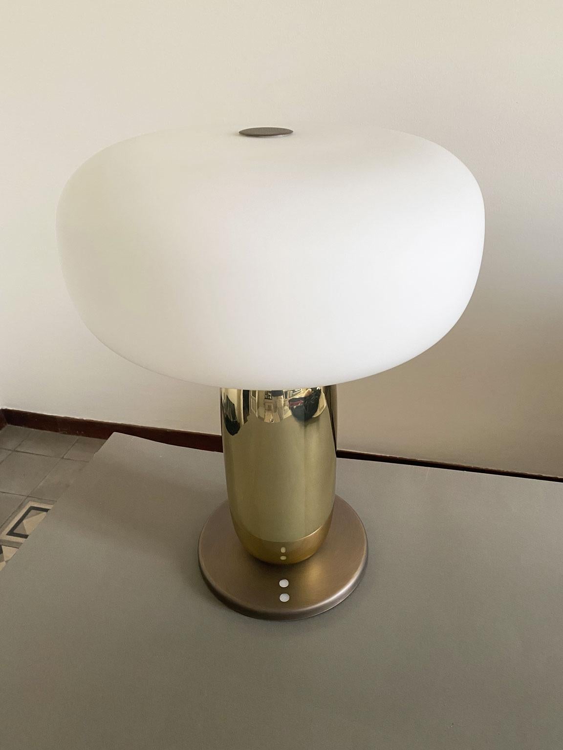 XXIe siècle et contemporain Italie Lampe de table en verre et laiton au design Contemporary en vente