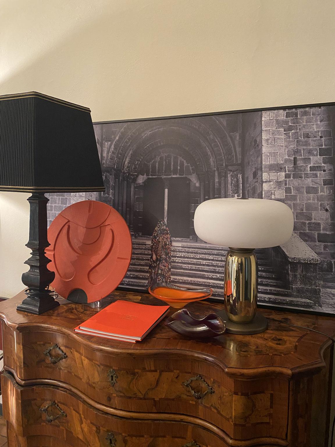 Laiton Italie Lampe de table en verre et laiton au design Contemporary en vente