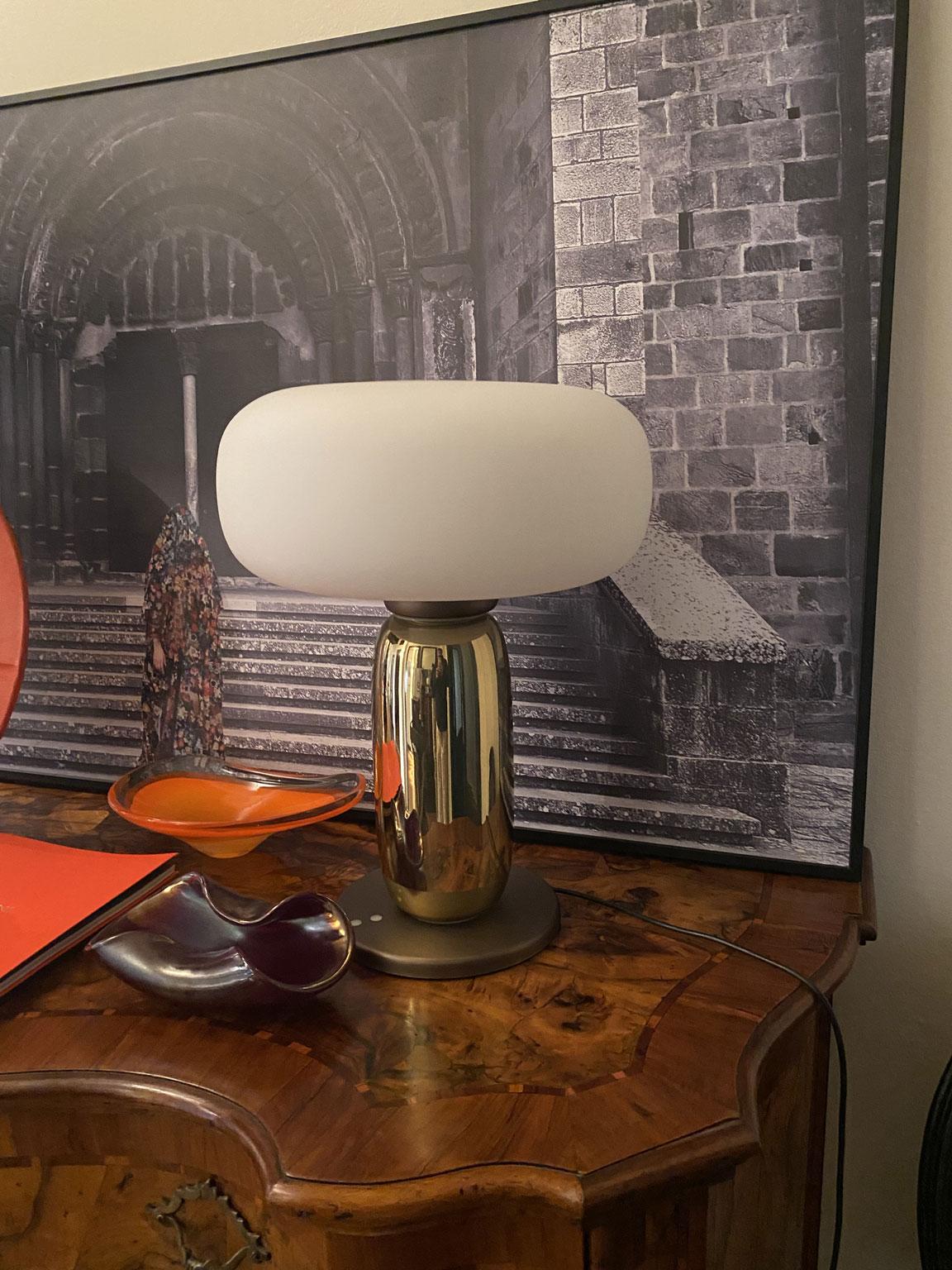Italie Lampe de table en verre et laiton au design Contemporary en vente 1