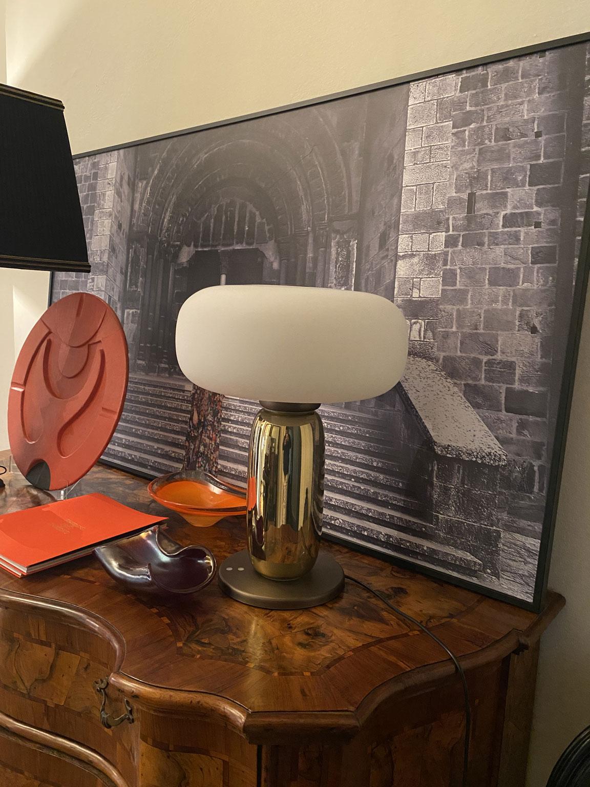 Italie Lampe de table en verre et laiton au design Contemporary en vente 2