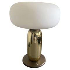 Lampada da tavolo in vetro e ottone dal design contemporaneo