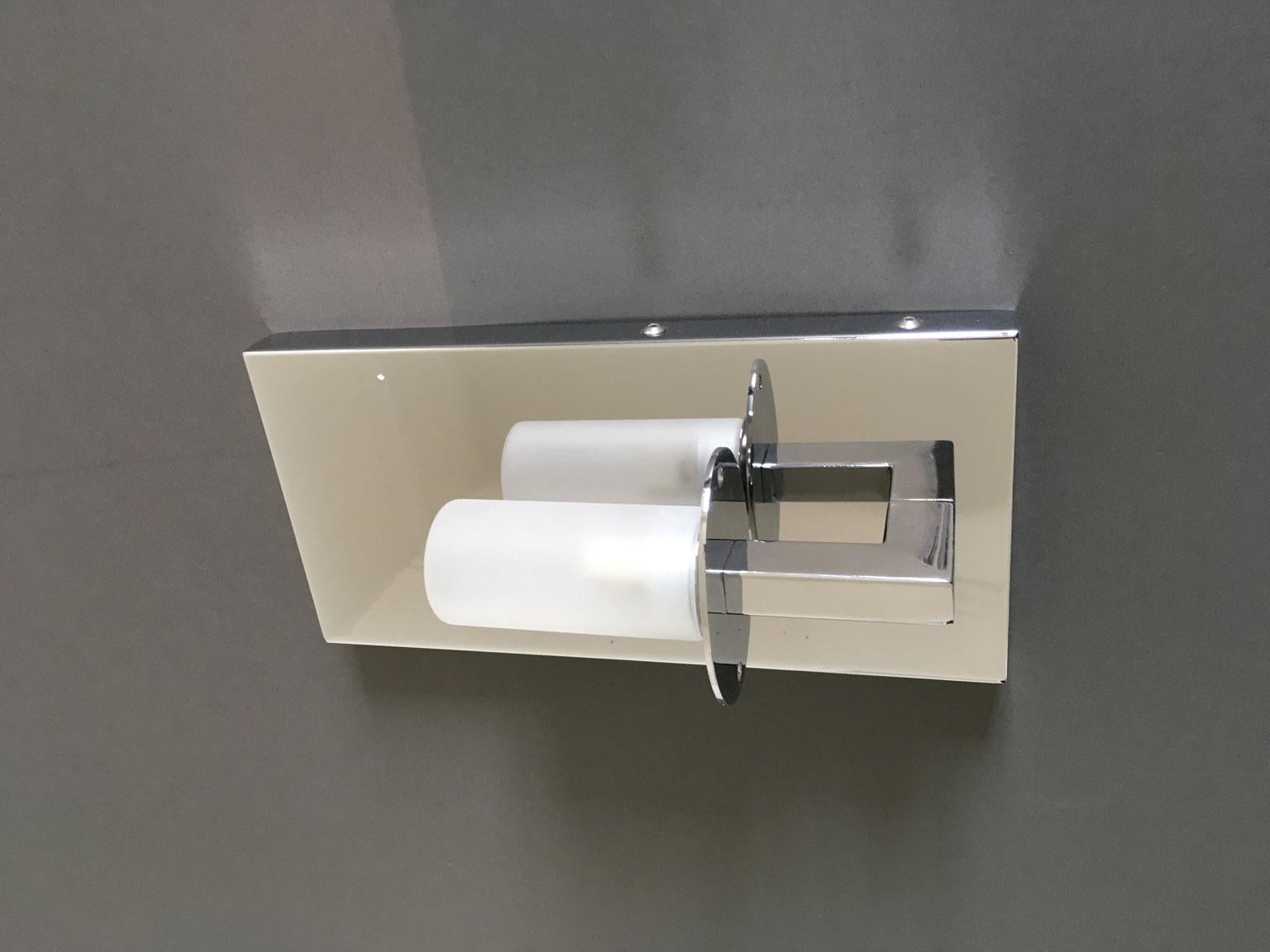 Coppia di lampade da parete cromate dal design contemporaneo italiano in vendita 3