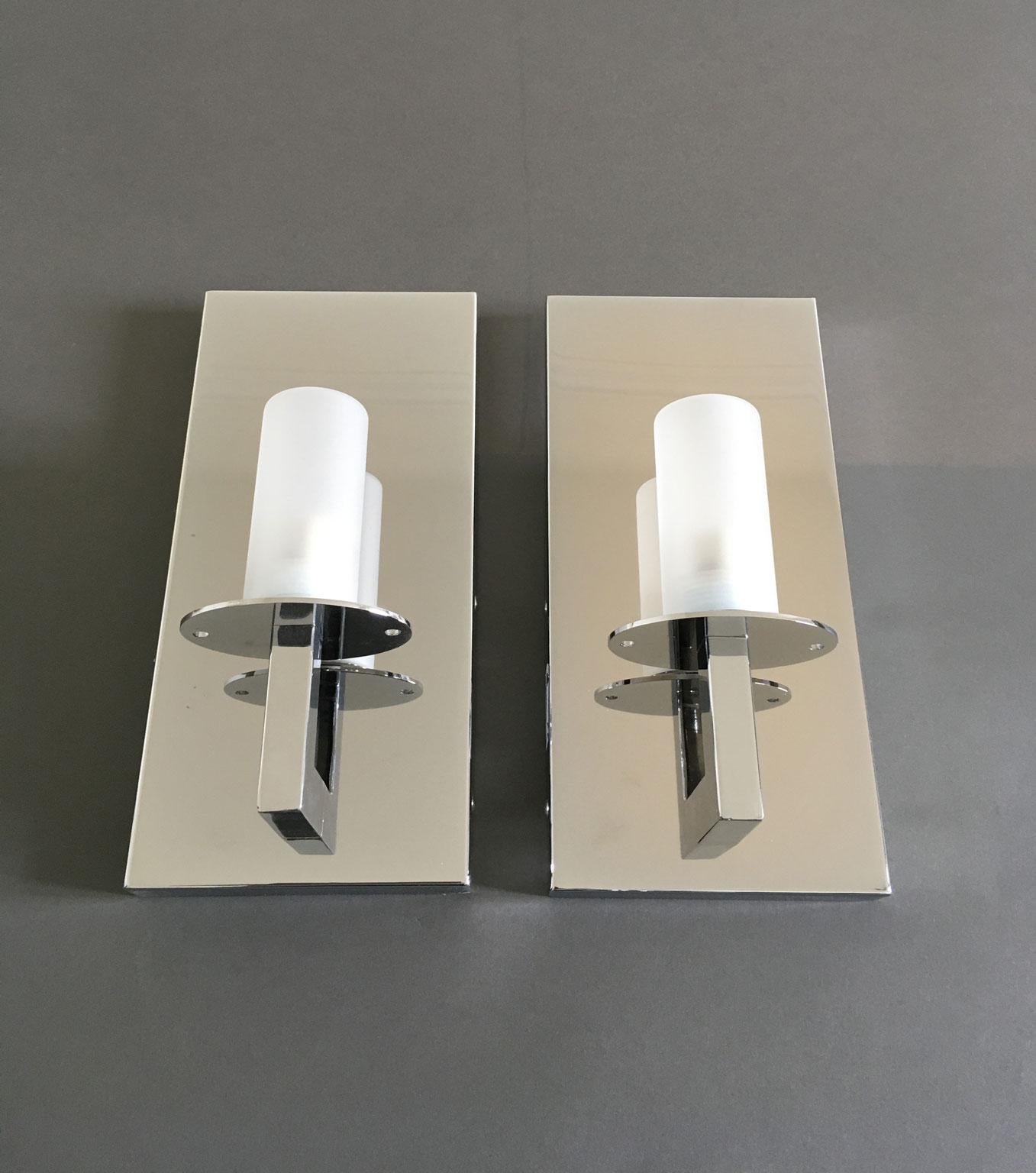 Minimalismo Coppia di lampade da parete cromate dal design contemporaneo italiano in vendita