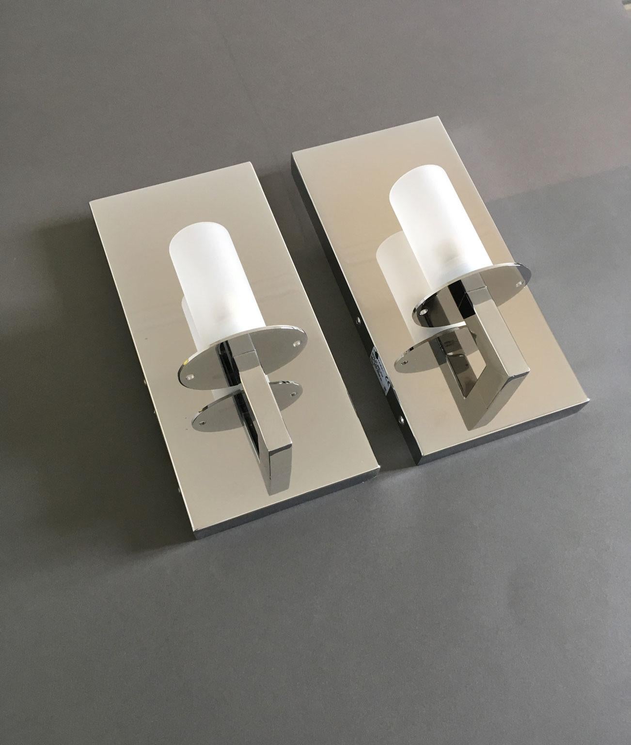 Italiano Coppia di lampade da parete cromate dal design contemporaneo italiano in vendita