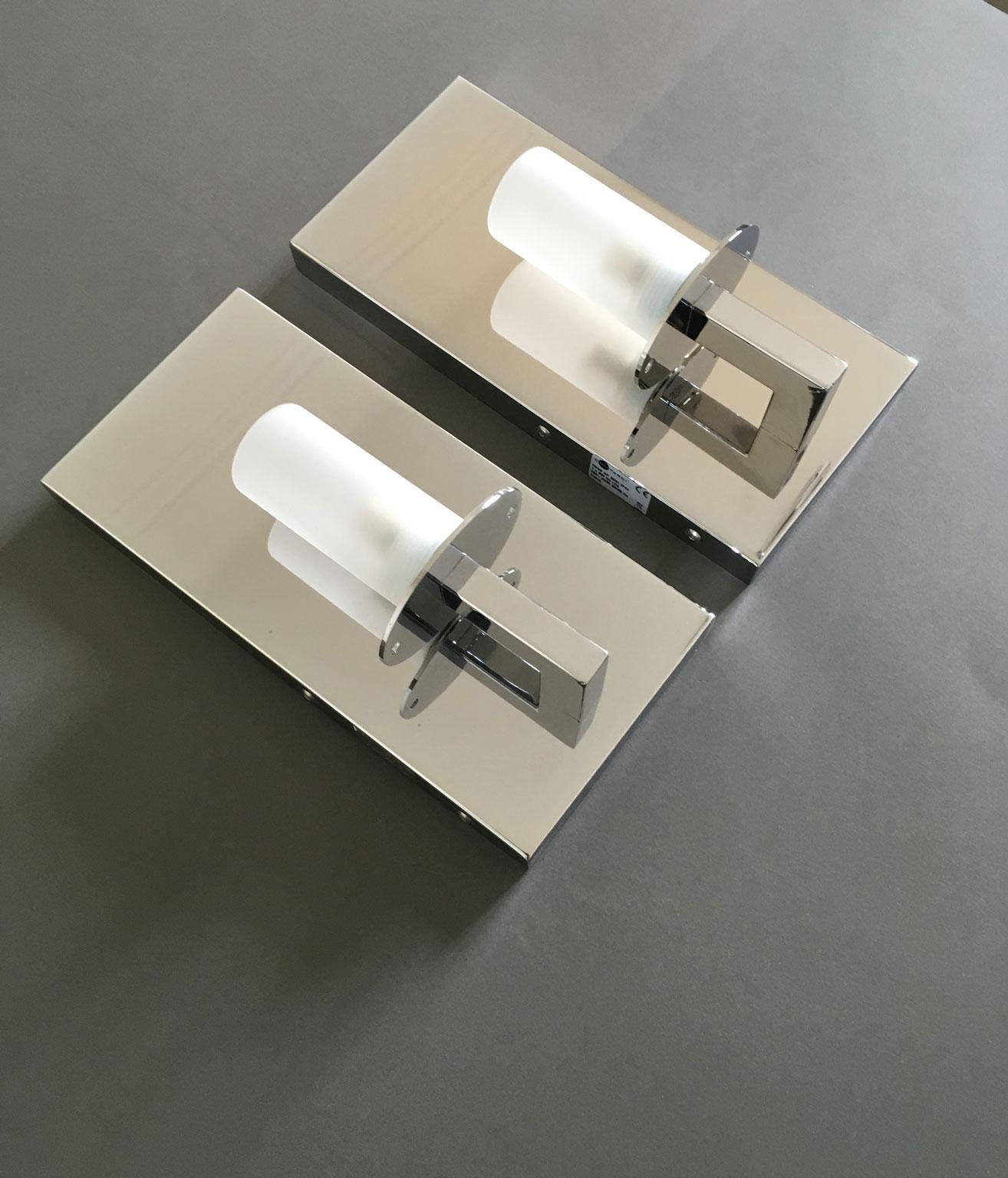 Coppia di lampade da parete cromate dal design contemporaneo italiano In condizioni Nuovo in vendita a Brescia, IT