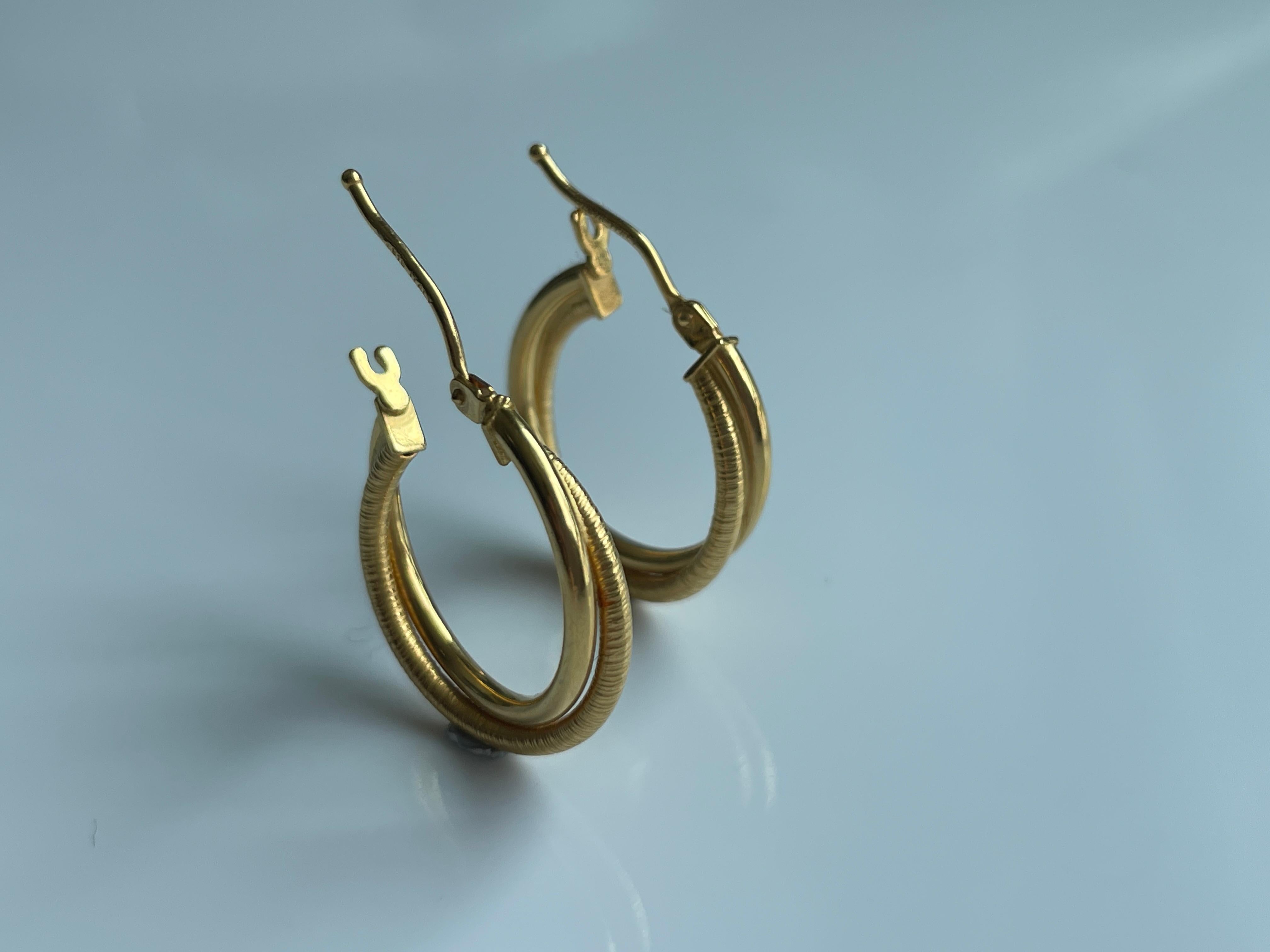 Italy Design 22k Solid Gold Double Twist Hoop Earrings - 916 Pure Gold 1.92g In New Condition For Sale In Singapore, SG