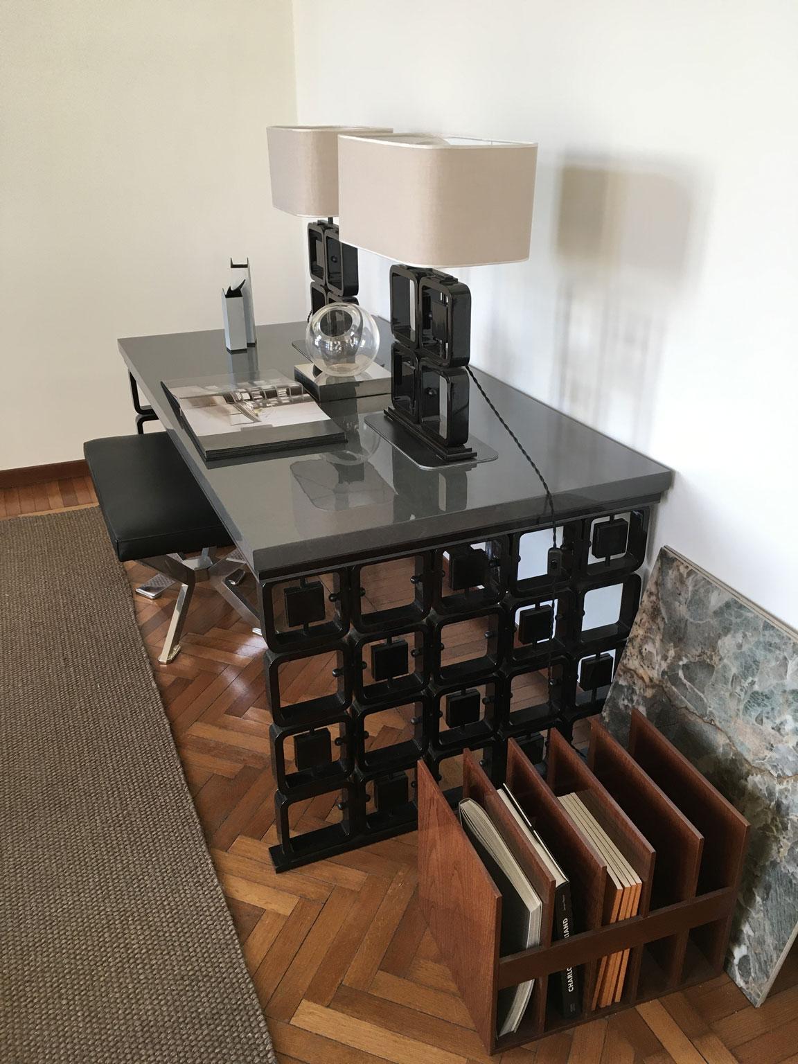 Scrivania in legno laccato grigio e nero in stile metà secolo moderno in vendita 10