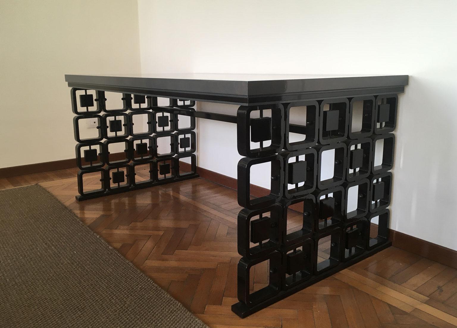 Questa elegante scrivania è un pezzo italiano realizzato totalmente a mano in noce da maestri artigiani. Il noce utilizzato per la costruzione ha un'elegante tonalità grigia sul piano e un invitante colore nero sulle gambe, mostrando bellissimi