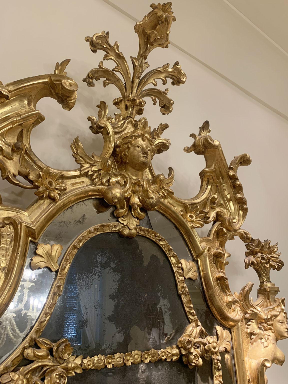 Italien Frühes 18. Jahrhundert Barocco Giltwood und geschnitzter Kaminspiegel im Angebot 4
