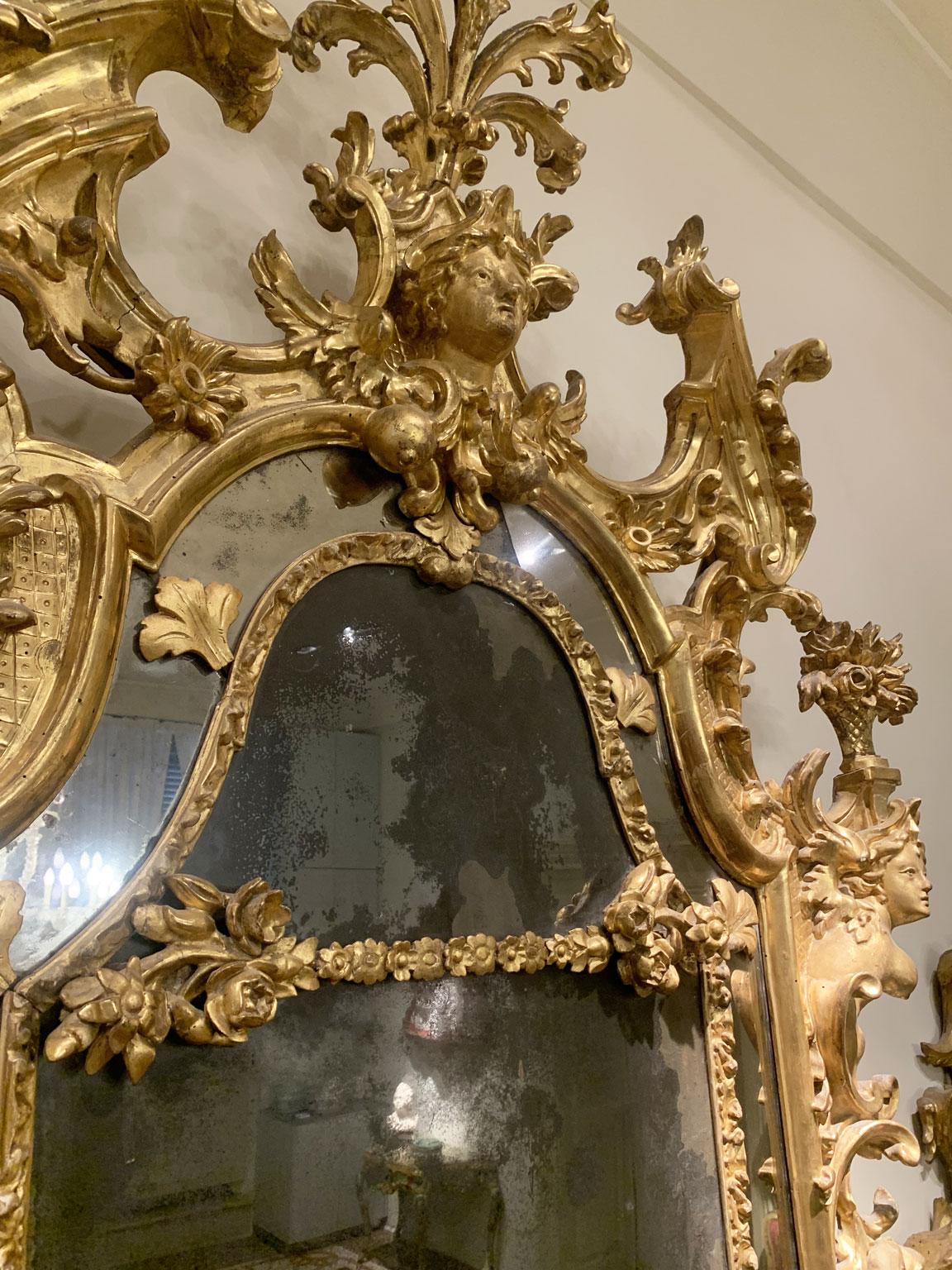 Italien Frühes 18. Jahrhundert Barocco Giltwood und geschnitzter Kaminspiegel im Angebot 5