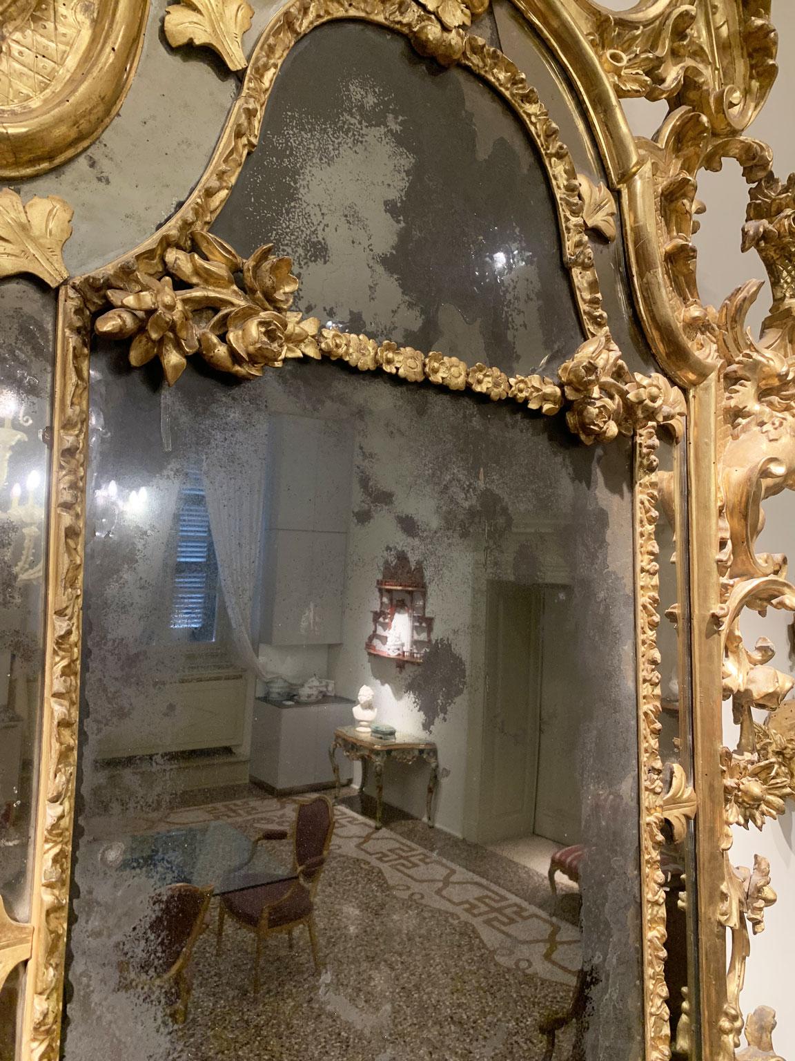 Italien Frühes 18. Jahrhundert Barocco Giltwood und geschnitzter Kaminspiegel im Angebot 6