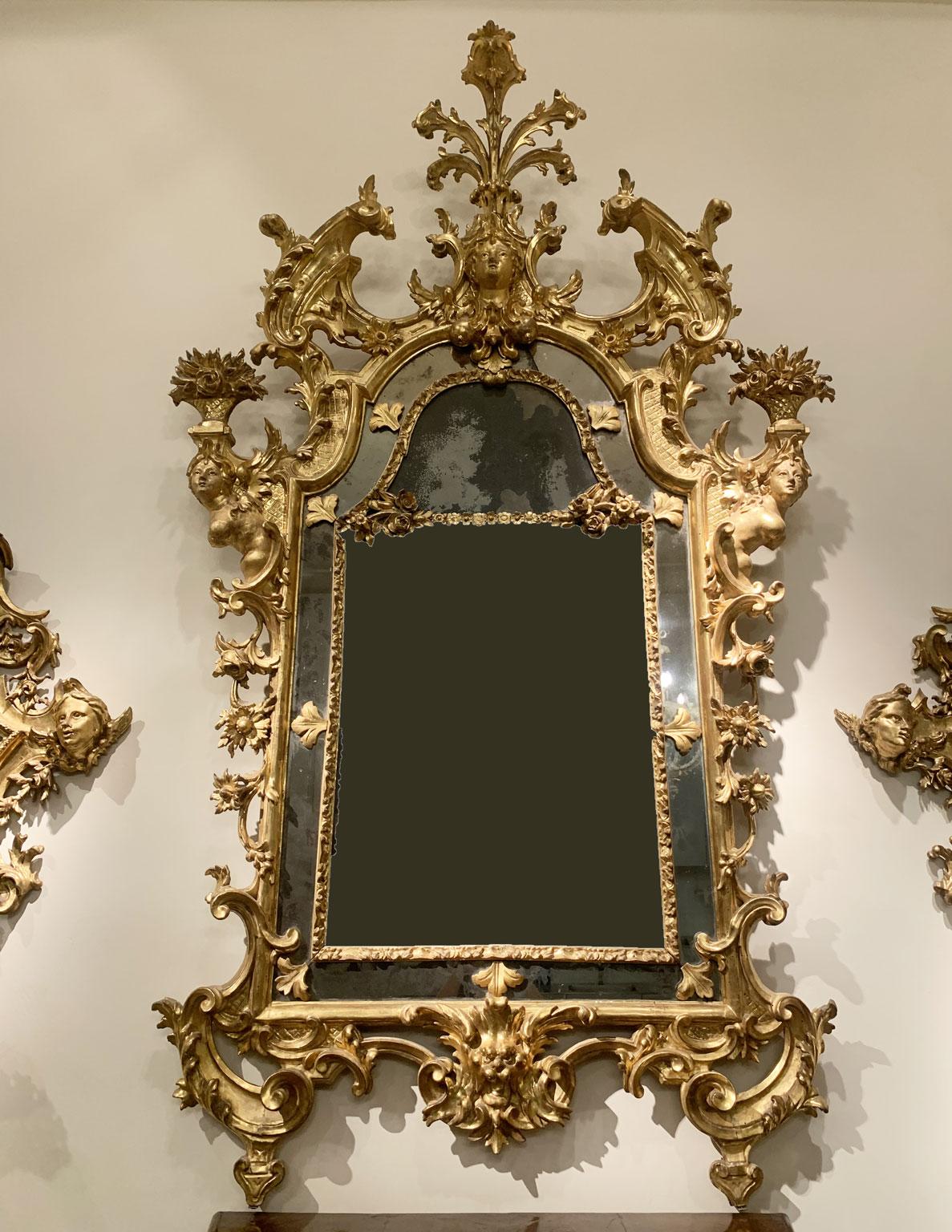Dies ist ein prächtiger vergoldeter, geschnitzter und gemeißelter Wandspiegel.
Dieser elegante Wandspiegel stammt aus dem frühen 18. Jahrhundert, aus Lucca, Toskana, Italien. Der Spiegel zeigt exquisite Handwerkskunst durch akribisch geschnitzte
