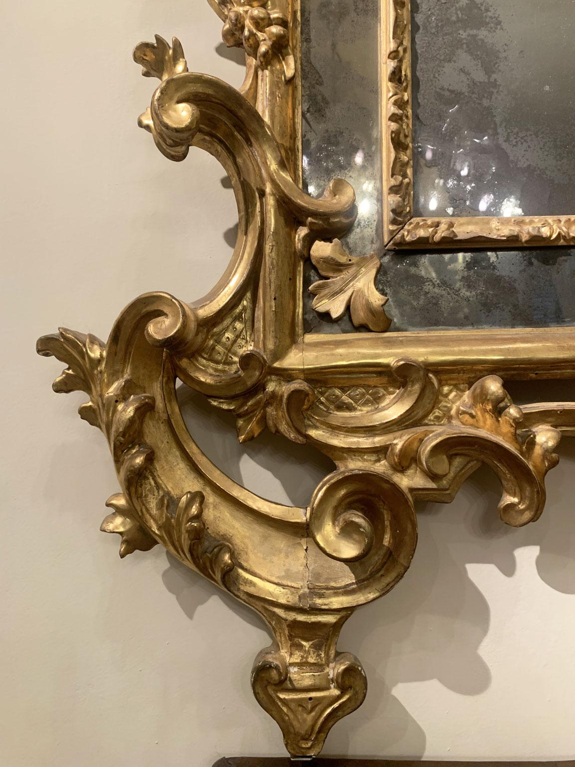 Italien Frühes 18. Jahrhundert Barocco Giltwood und geschnitzter Kaminspiegel (Italienisch) im Angebot
