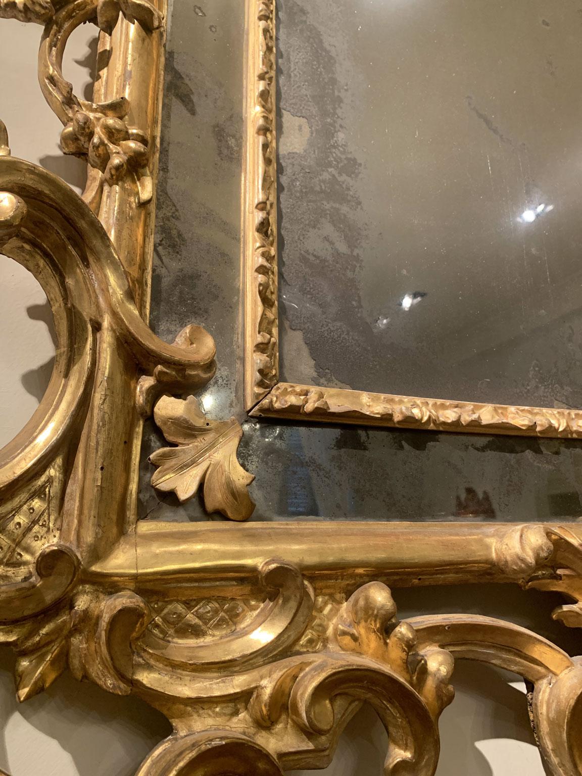 Italien Frühes 18. Jahrhundert Barocco Giltwood und geschnitzter Kaminspiegel im Zustand „Gut“ im Angebot in Brescia, IT