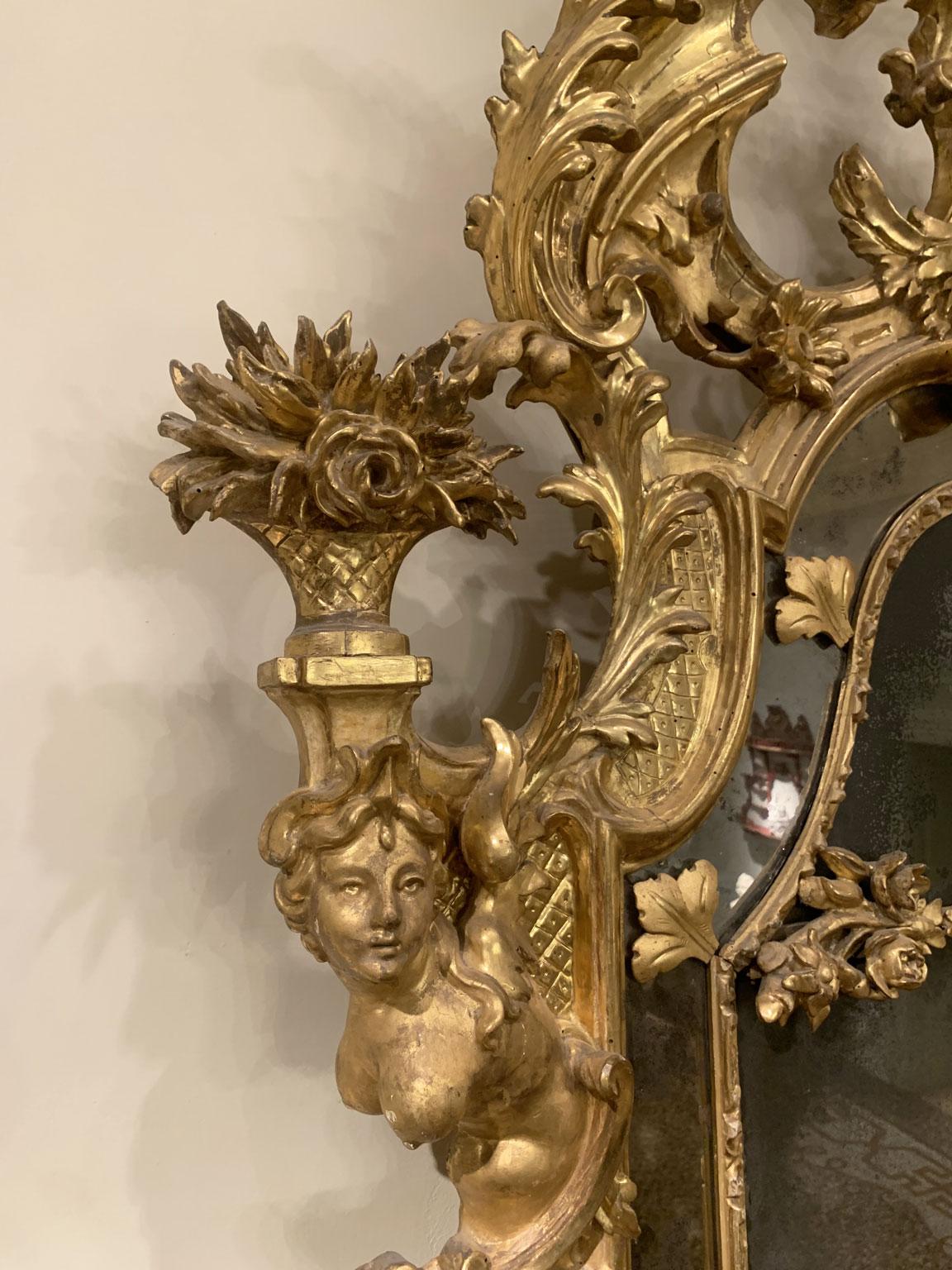 Italien Frühes 18. Jahrhundert Barocco Giltwood und geschnitzter Kaminspiegel (Mercury-Glas) im Angebot