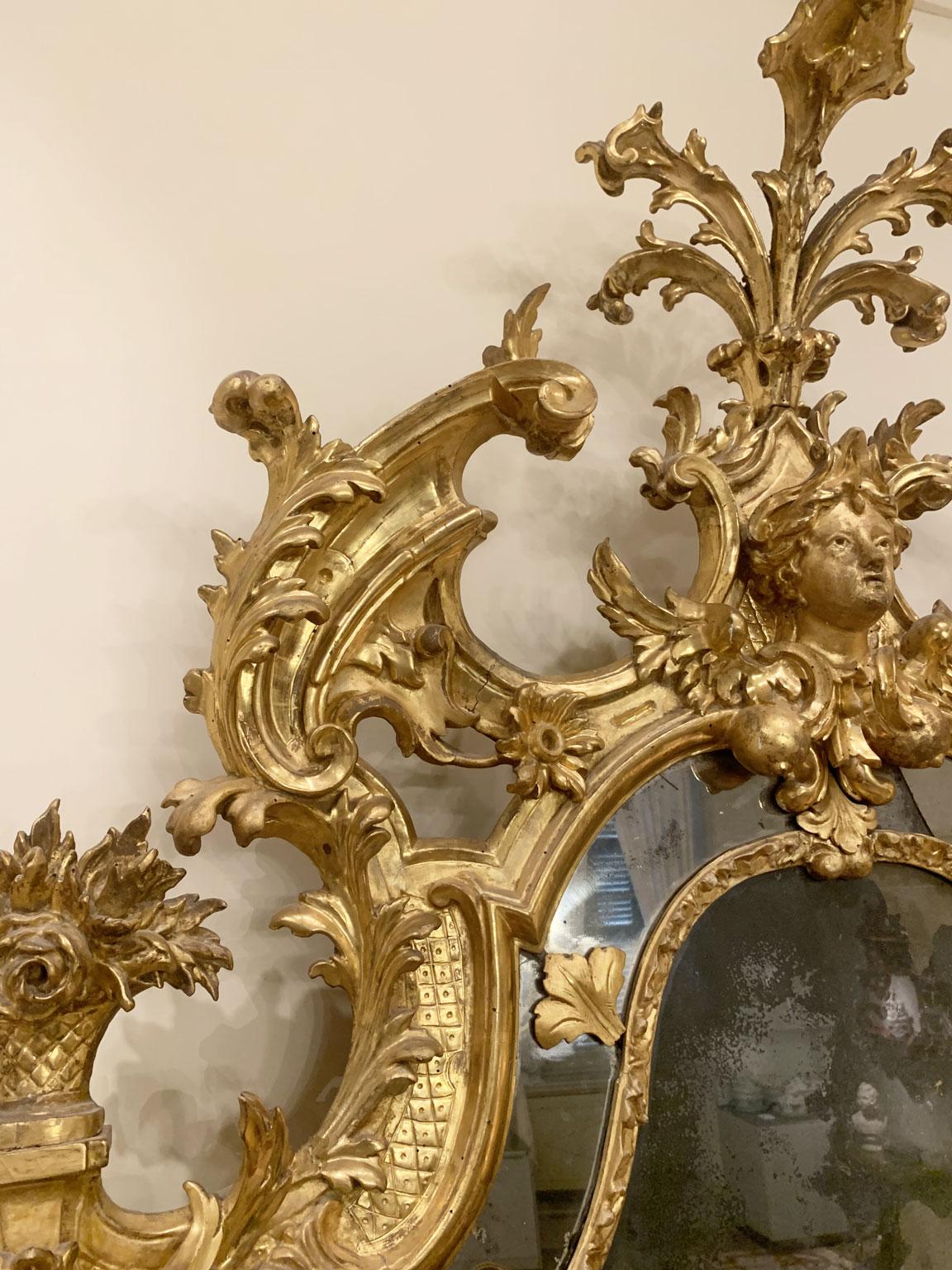 Italien Frühes 18. Jahrhundert Barocco Giltwood und geschnitzter Kaminspiegel im Angebot 1