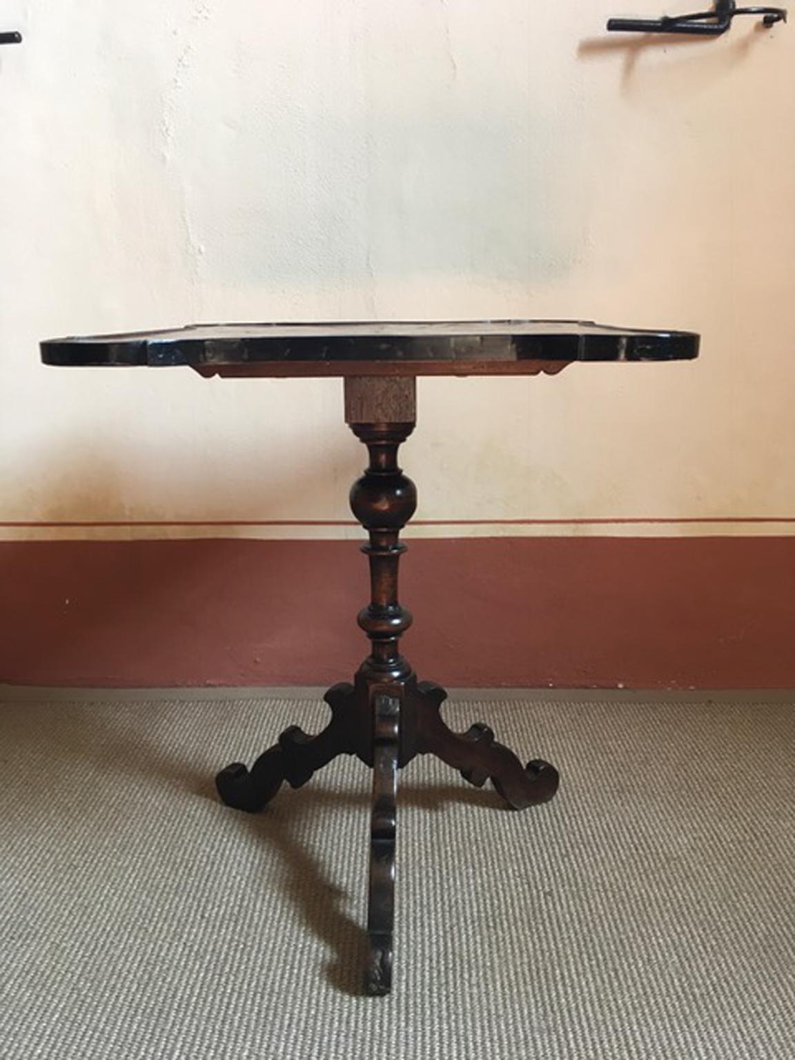 Italien, frühes 19. Jahrhundert Tisch mit massivem Fuß aus ebonisiertem Nussbaum und eingelegter Nussbaumplatte im Angebot 3