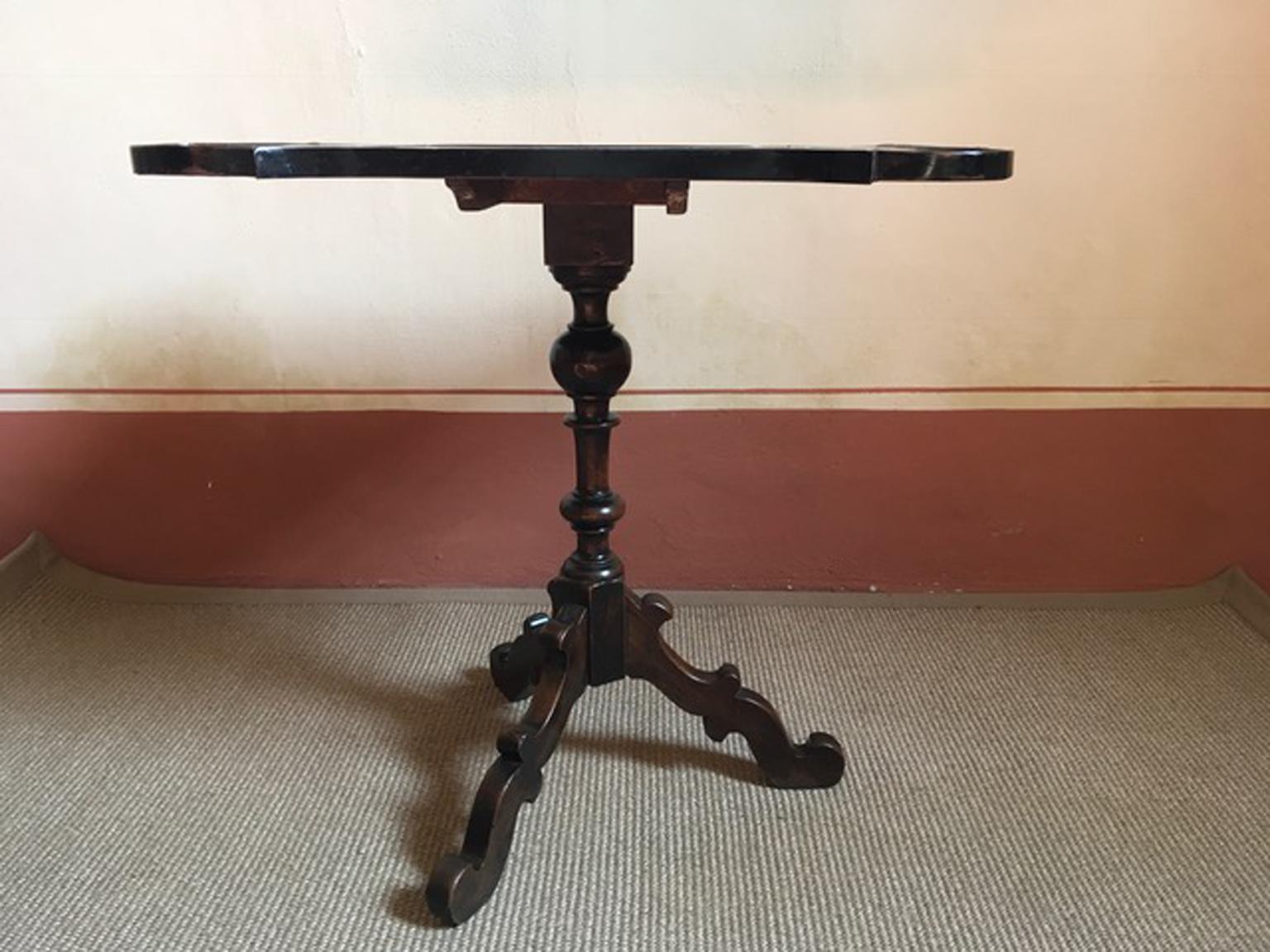 Italie - Table du début du 19ème siècle avec pied en noyer massif ébène et dessus en noyer incrusté Bon état - En vente à Brescia, IT